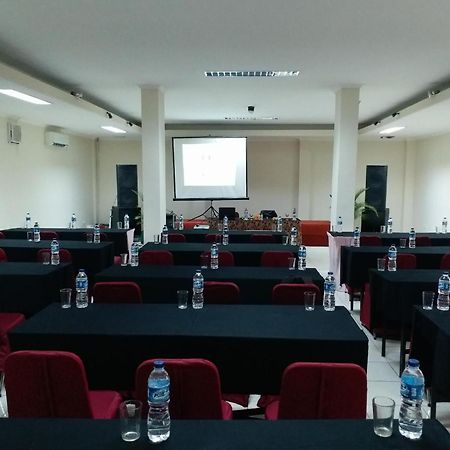 Pia Hotel Cirebon Exteriör bild