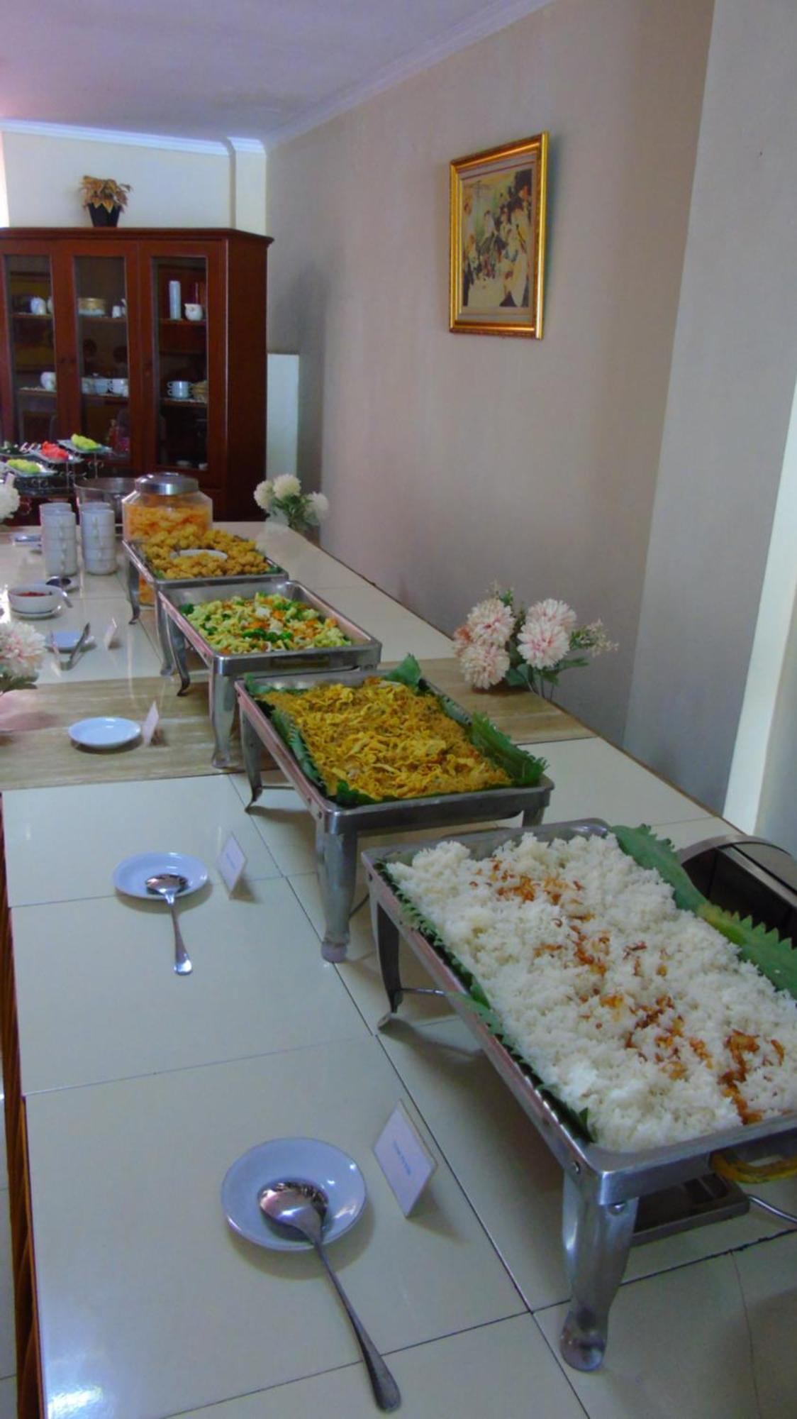 Pia Hotel Cirebon Exteriör bild