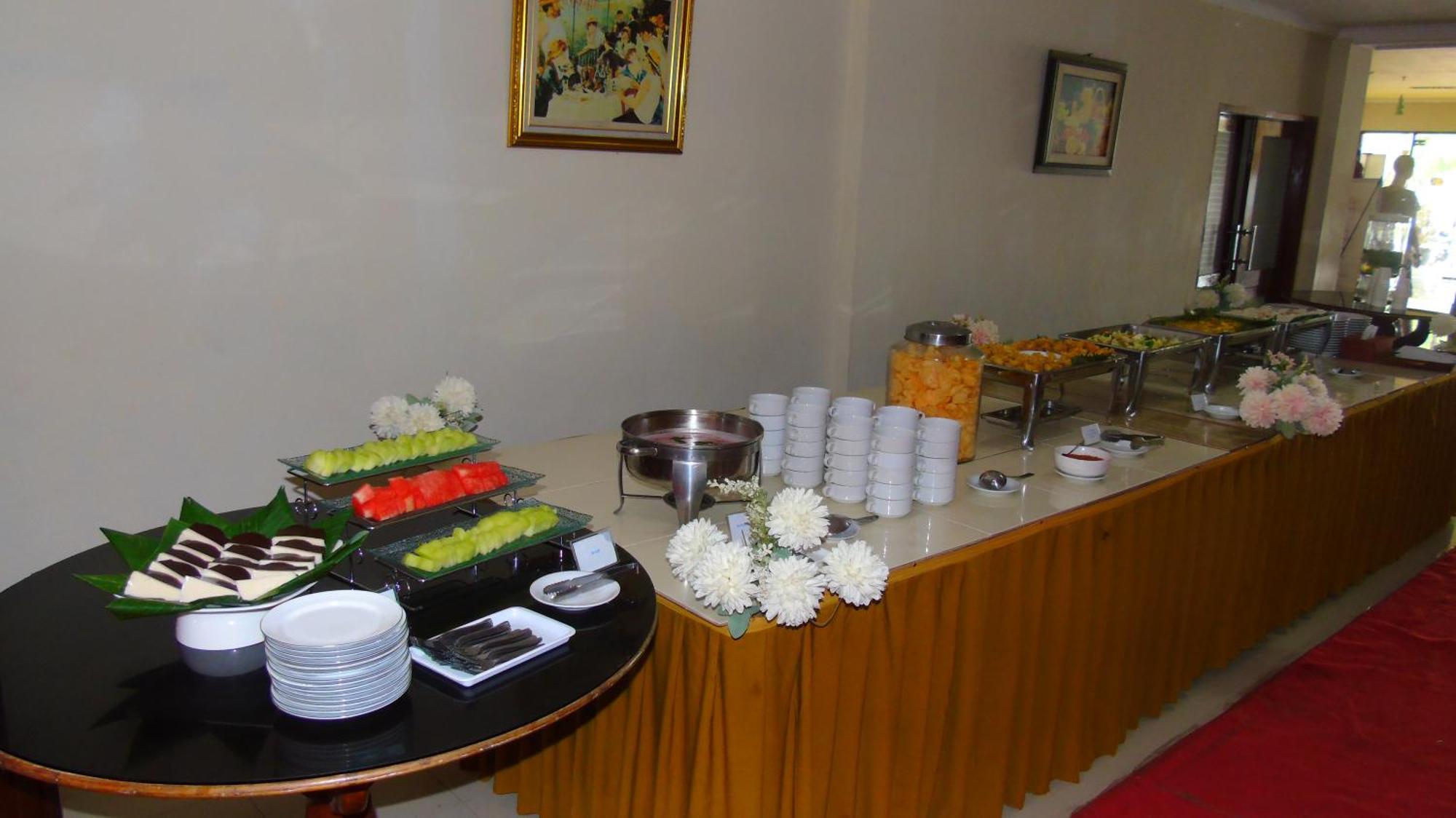 Pia Hotel Cirebon Exteriör bild