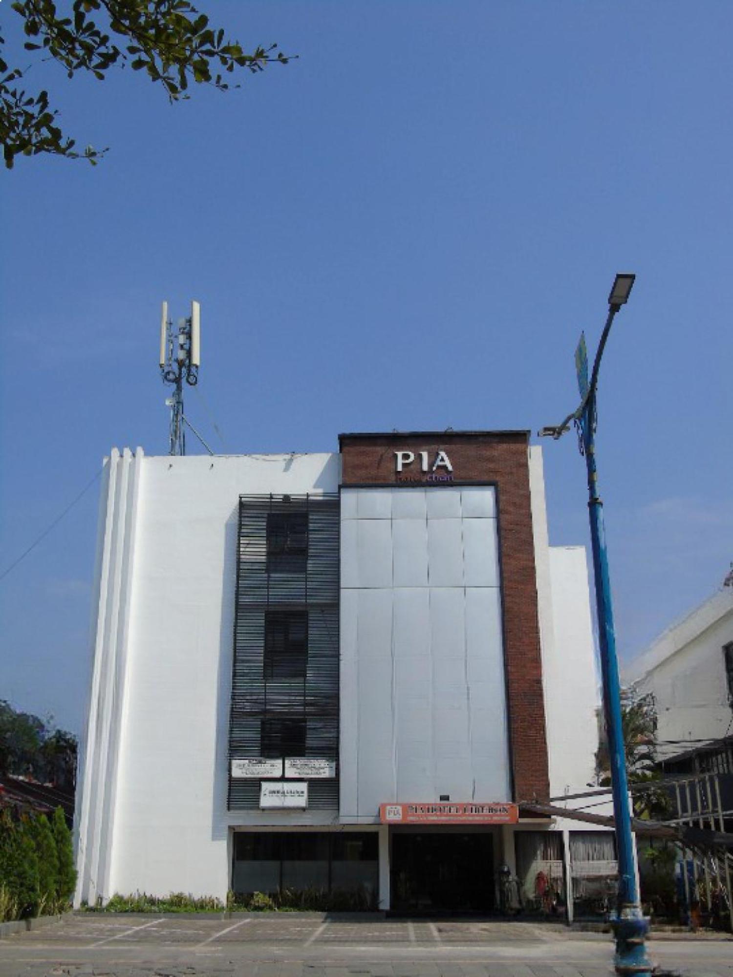 Pia Hotel Cirebon Exteriör bild