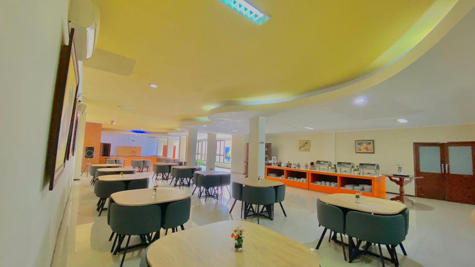 Pia Hotel Cirebon Exteriör bild